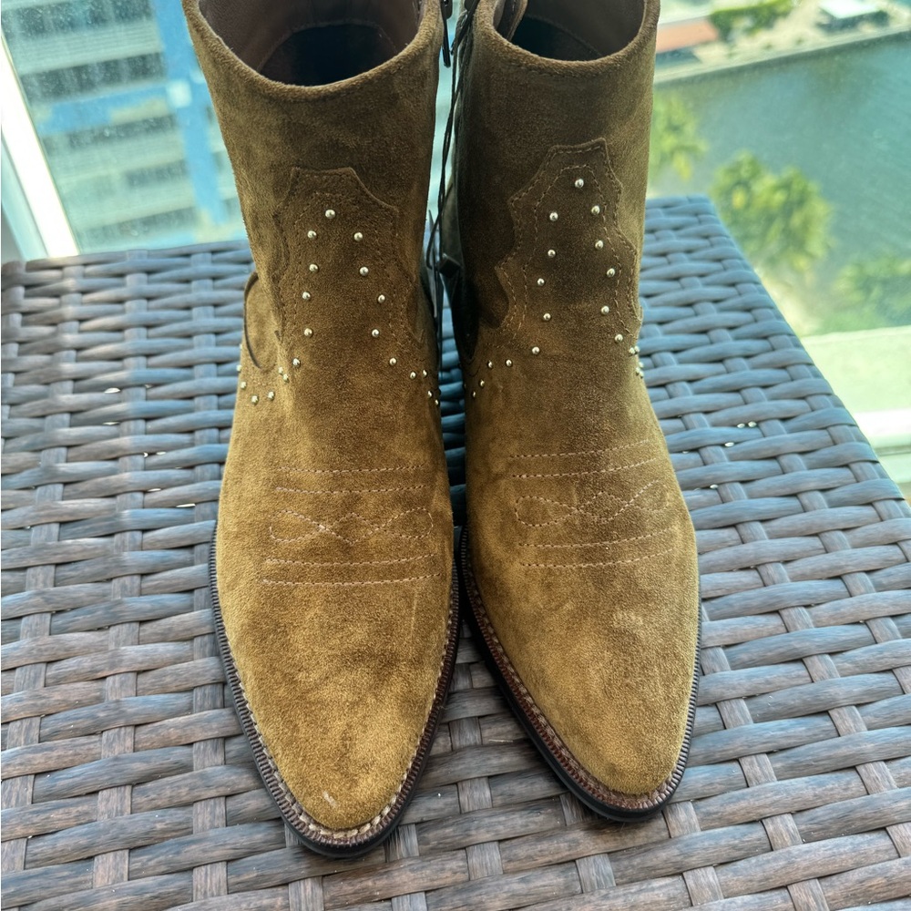 NEW! Women's Brown Suede Boots 🤎